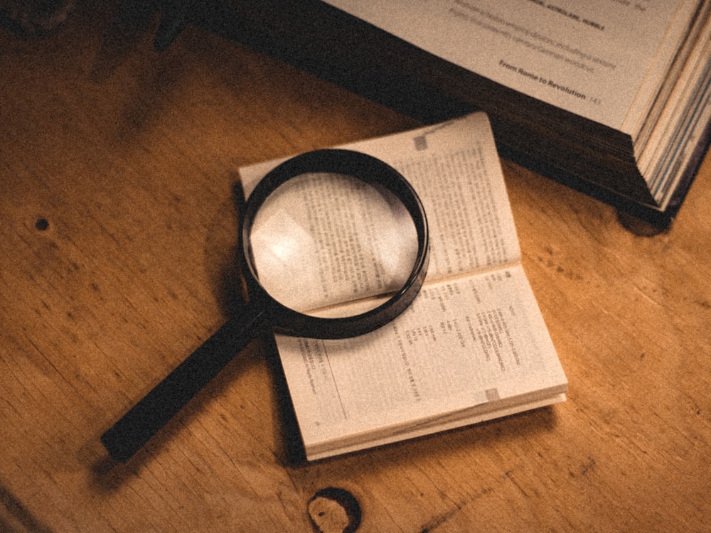 Lente di ingrandimento su un documento