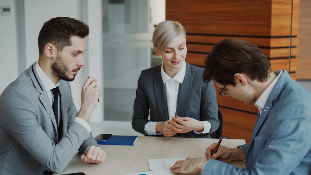 Professionisti che firmano documenti